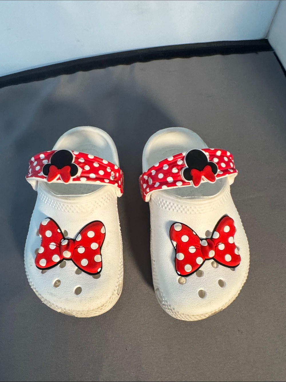 Crocs Disney, Minnie, mouse size 6 Kids White Clog Sandals